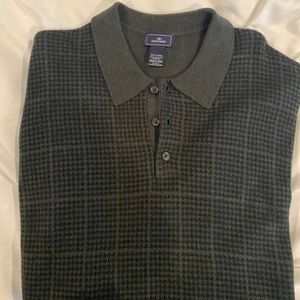 Men’s dark green & black light pullover sweater.